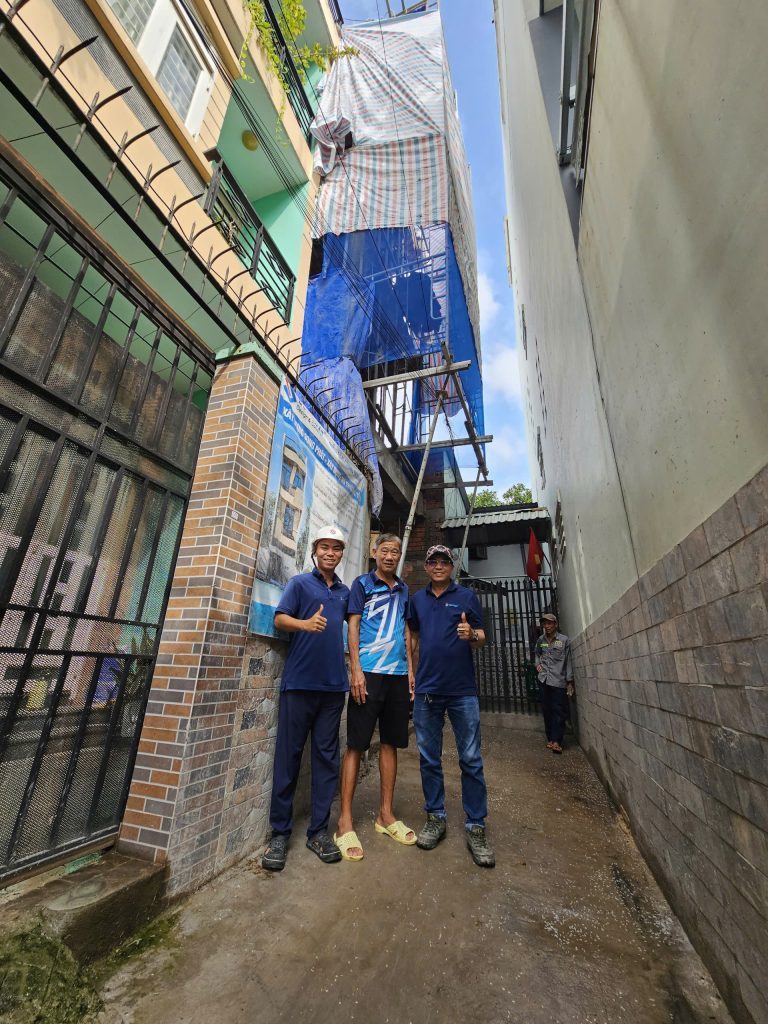 Mặt tiền trong quá trình thi công