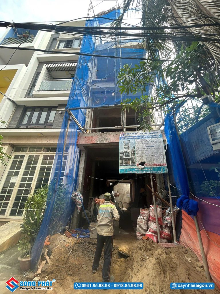Mặt tiền đang trong quá trình thi công
