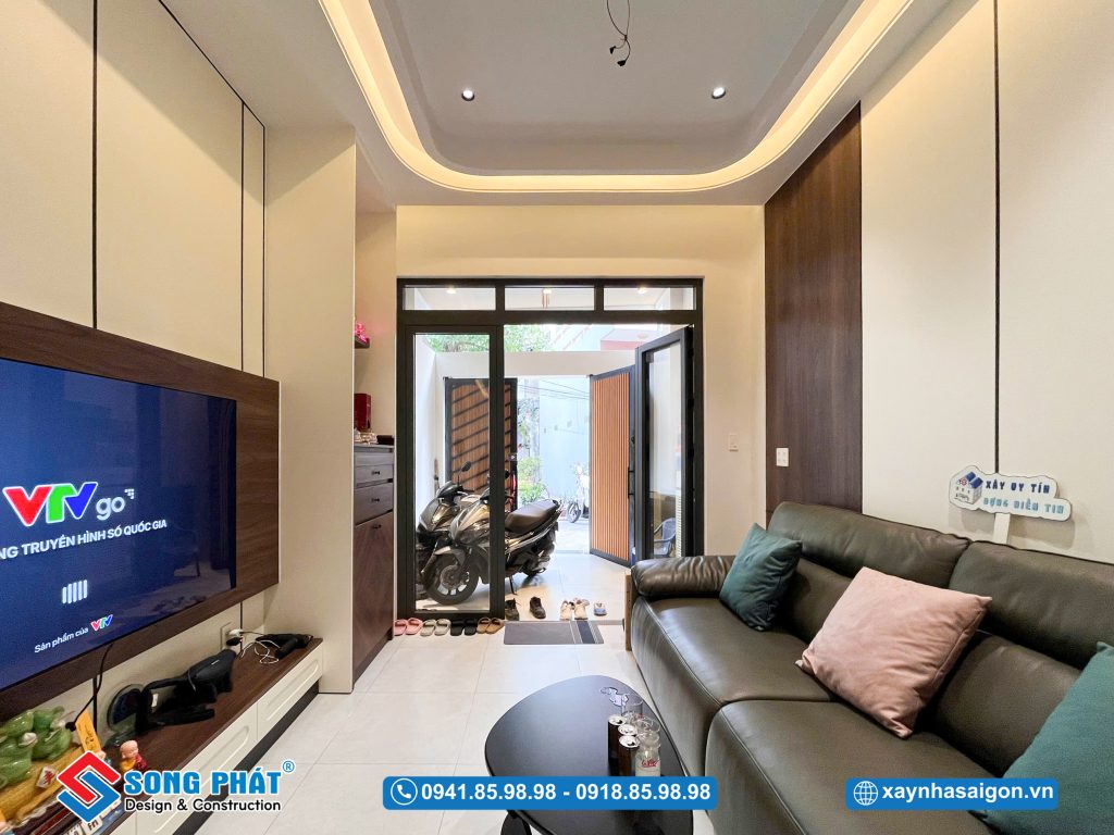 Không gian phòng khách bố trí mở, liên kết trực tiếp với khu vực bếp.