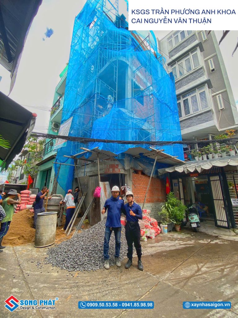 Mặt tiền ngôi nhà trong quá trình thi công.