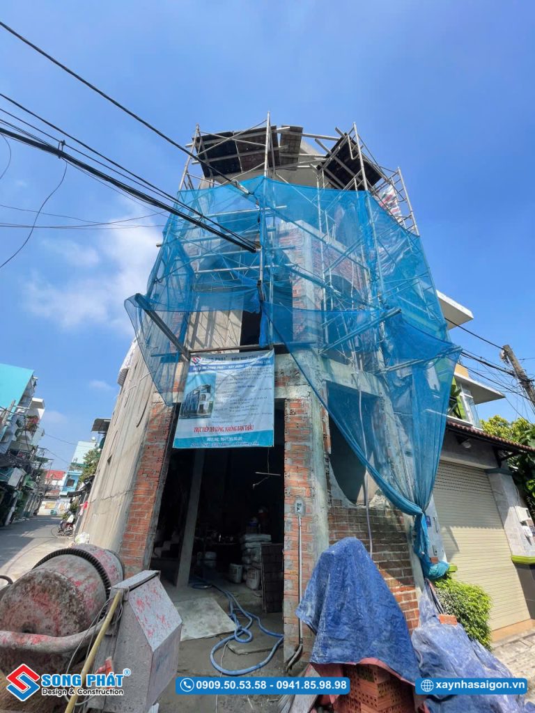 Mặt tiền ngôi nhà trong quá trình thi công 