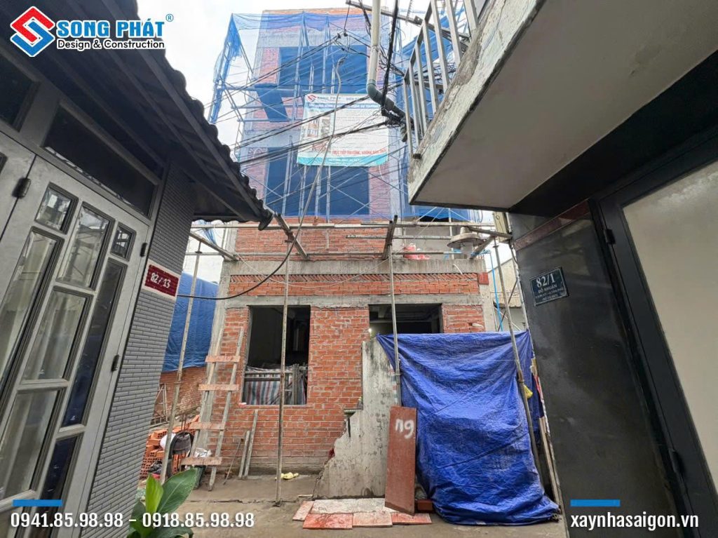 Mặt tiền đang trong quá trình thi công
