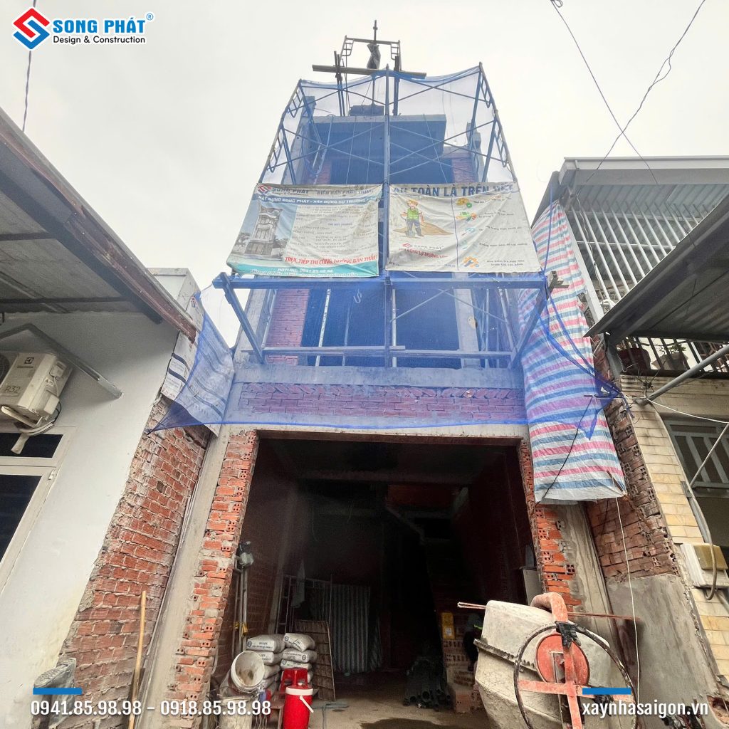 Mặt tiền đang trong quá trình thi công