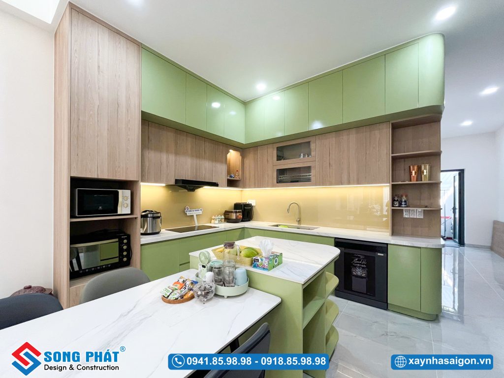 Tổng thể không gian bếp tiện nghi và hiện đại