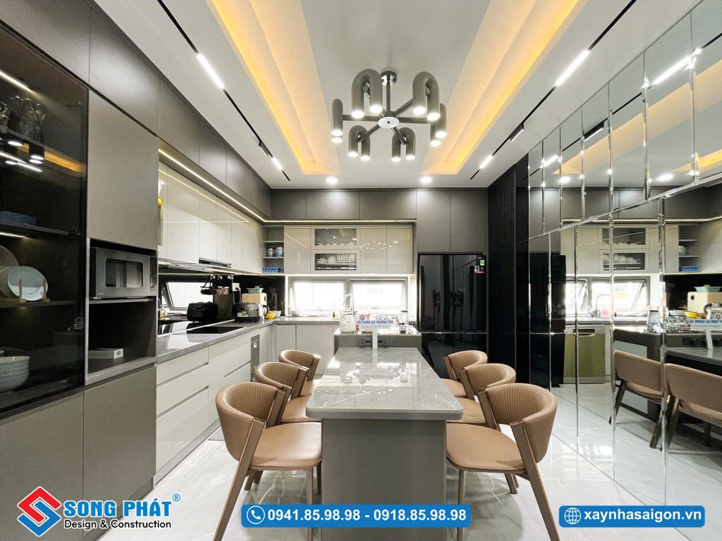 Không gian bếp ăn được bố trí gọn gàng, ưu tiên sự tiện nghi trong sinh hoạt hằng ngày.