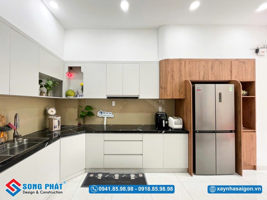 Khu bếp được bố trí khoa học, tủ kệ liền mạch giúp tối ưu diện tích và thuận tiện trong quá trình sử dụng.