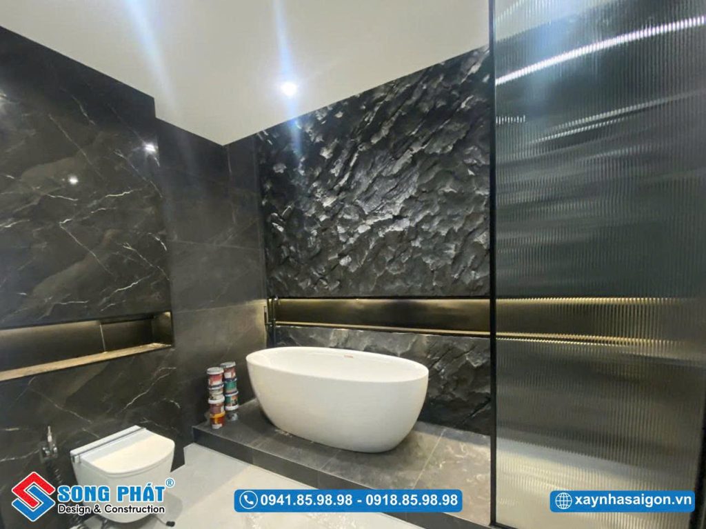 Nhà vệ sinh tiện nghi với bồn tắm thư giãn, mang lại cảm giác nghỉ dưỡng ngay tại nhà