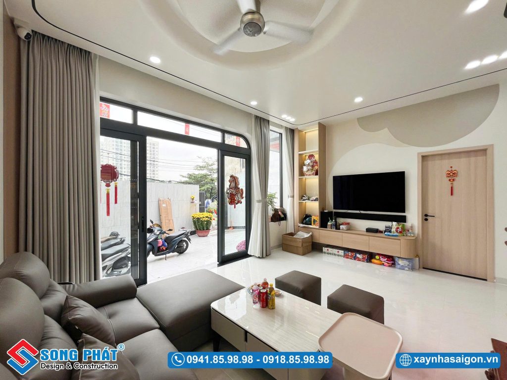 Hệ cửa kính lớn tối ưu ánh sáng tự nhiên vào không gian
