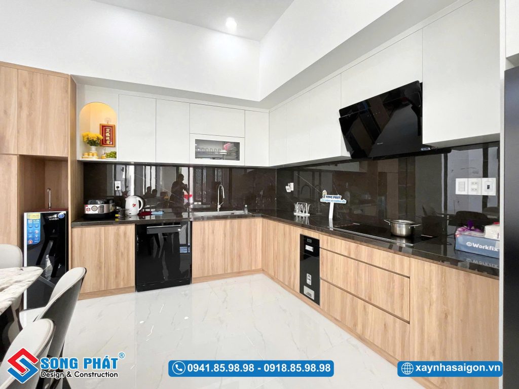 Khu vực bếp và bàn ăn được bố trí liền mạch.