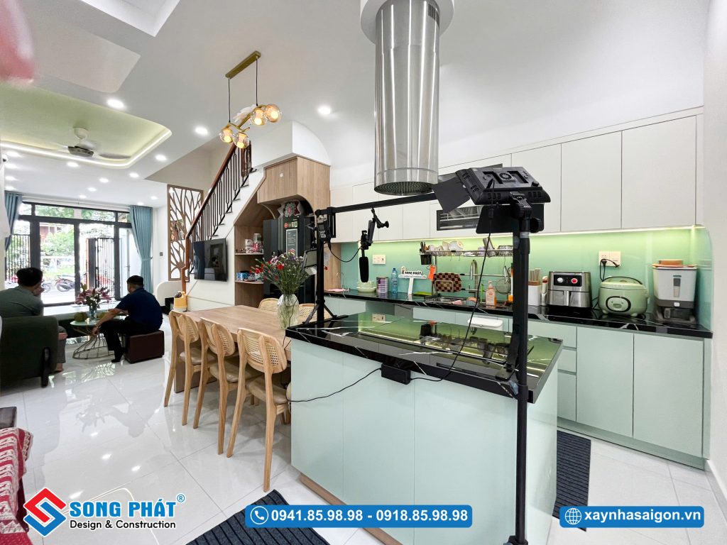 Khu bếp được thiết kế liền mạch tạo cảm giác rộng thoáng