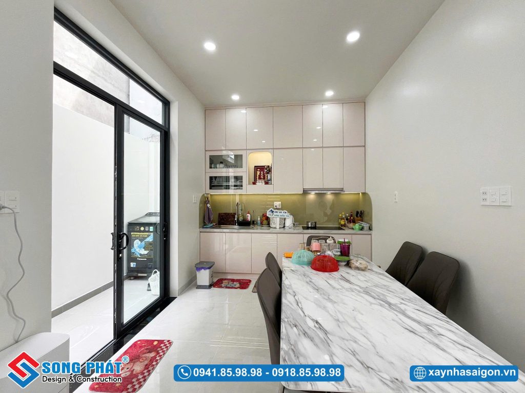 Khu bếp nổi bật với hệ tủ hiện đại, đầy đủ công năng.