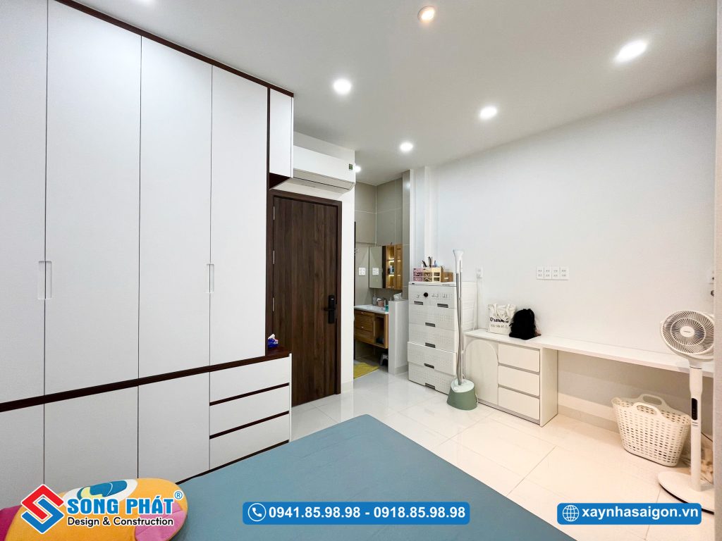 Góc bố trí các kệ tủ để vật dụng cá nhân của gia đình