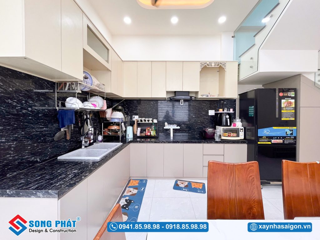 Phòng khách hiện đại với tone màu ấm cúng, tối ưu diện tích