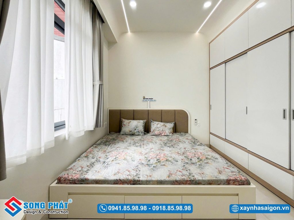 Phòng ngủ được thiết kế hiện đại, đầy đủ tiện nghi.