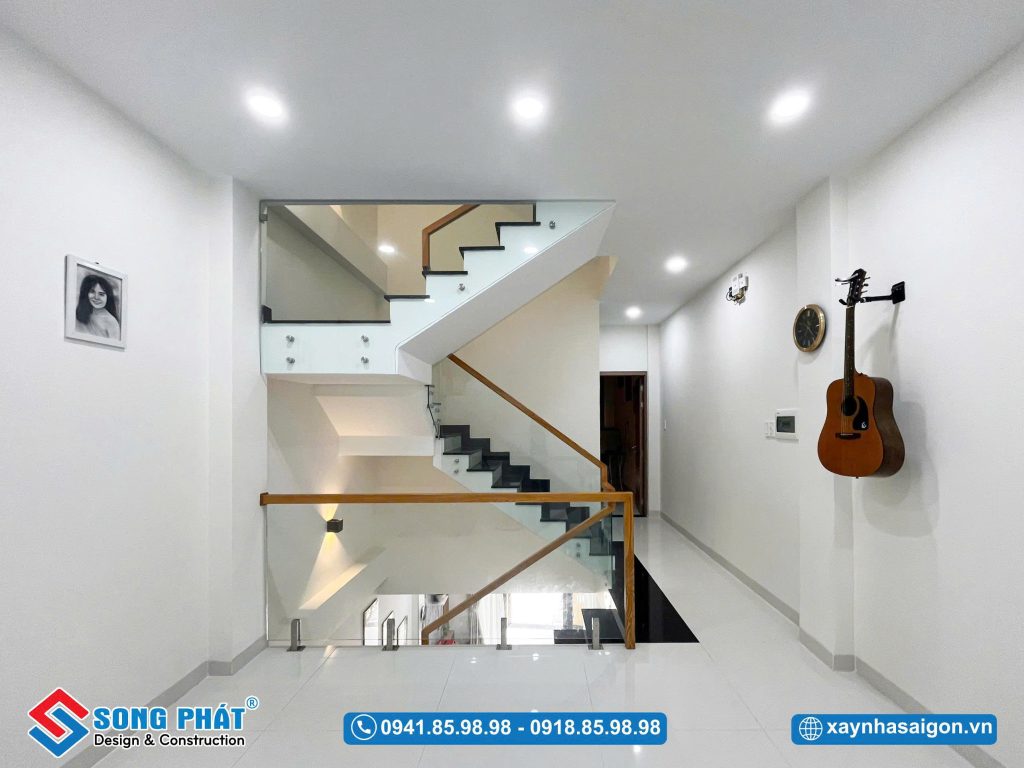 Không gian sinh hoạt chung bố trí tại sảnh thang, gọn gàng và tiện sử dụng.