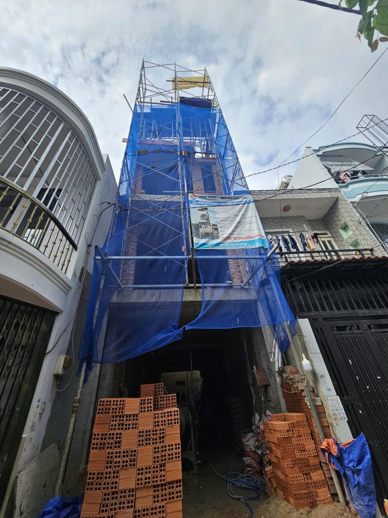 Mặt tiền đang trong quá trình thi công