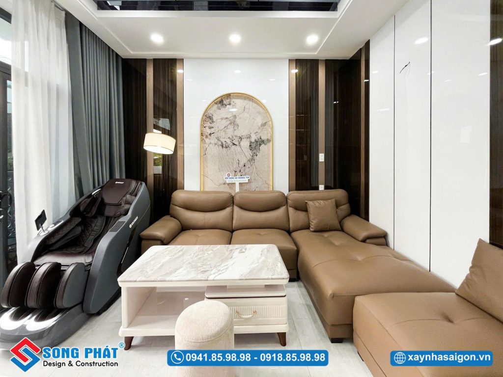 Phòng khách kết nối trực tiếp với ban công tạo cảm giác thoáng đãng và tối ưu ánh sáng tự nhiên
