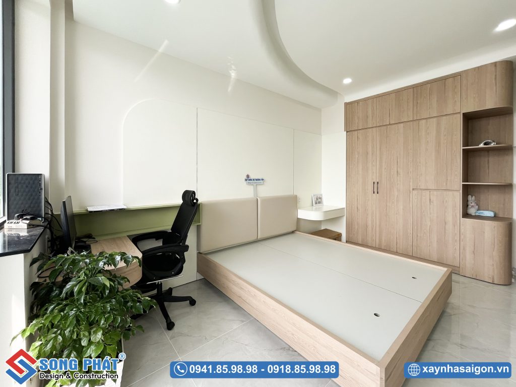 Phòng ngủ bố trí gần ban công, đón ánh sáng và gió tự nhiên.