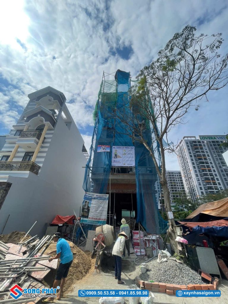 Mặt tiền ngôi nhà trong quá trình thi công 