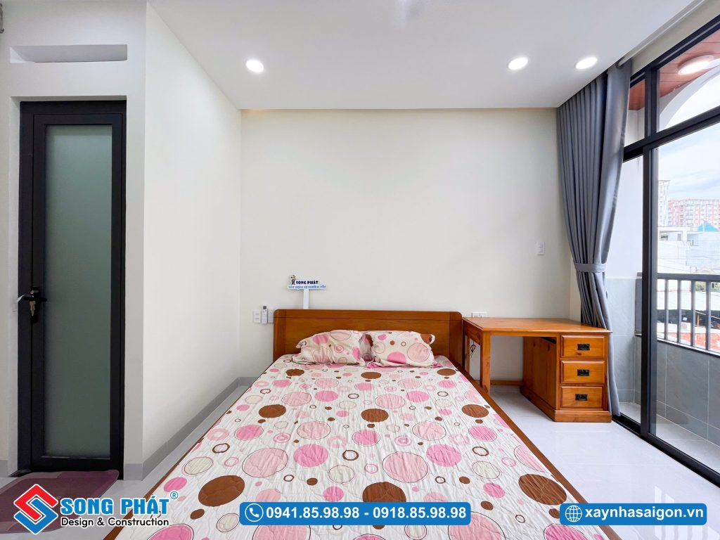 Phòng ngủ bố trí hướng ra ban công rộng mở 