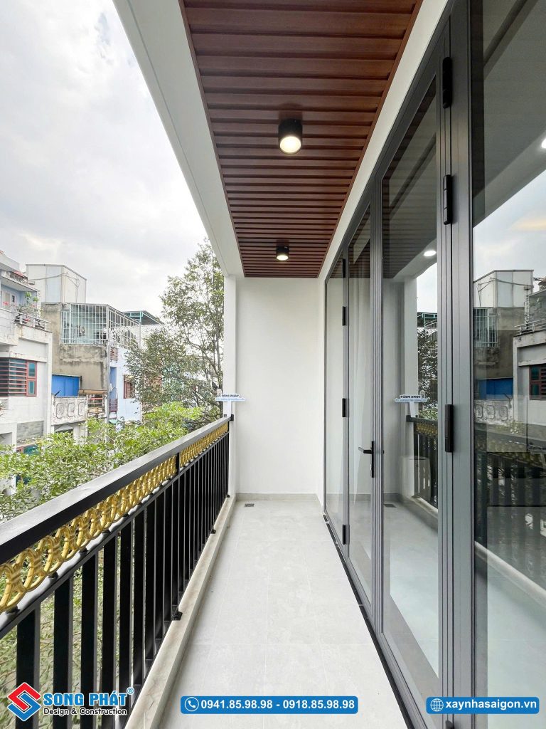 Không gian ban công tạo điểm nghỉ nhẹ cho phòng ngủ