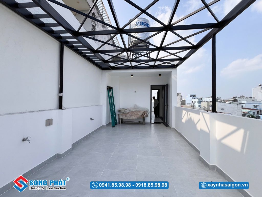 Sân thượng bố trí lam che giúp giảm nắng trực tiếp.