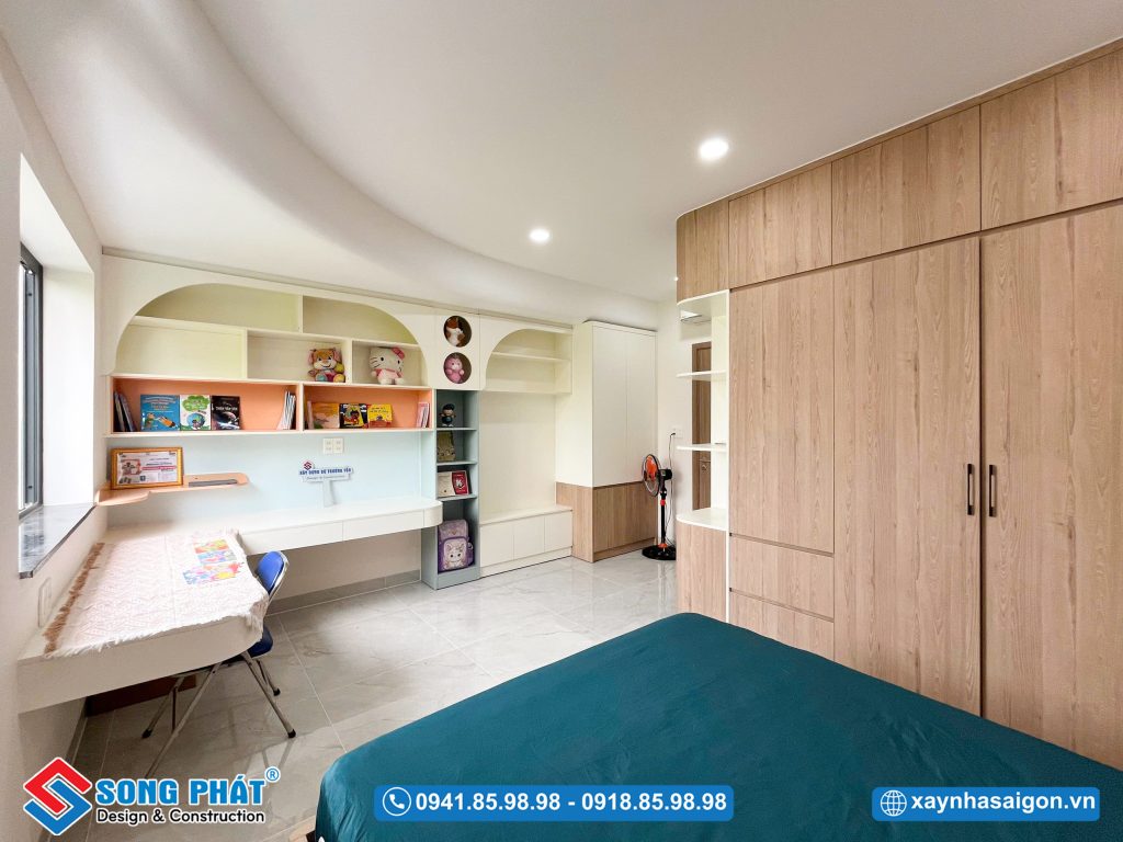 Bố trí bàn học gần ban công giúp không gian luôn thông thoáng.