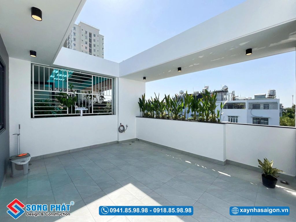 Không gian sân thượng trước rộng thoáng phù hợp để tổ chức các hoạt động ngoài trời thư giãn cho gia đình
