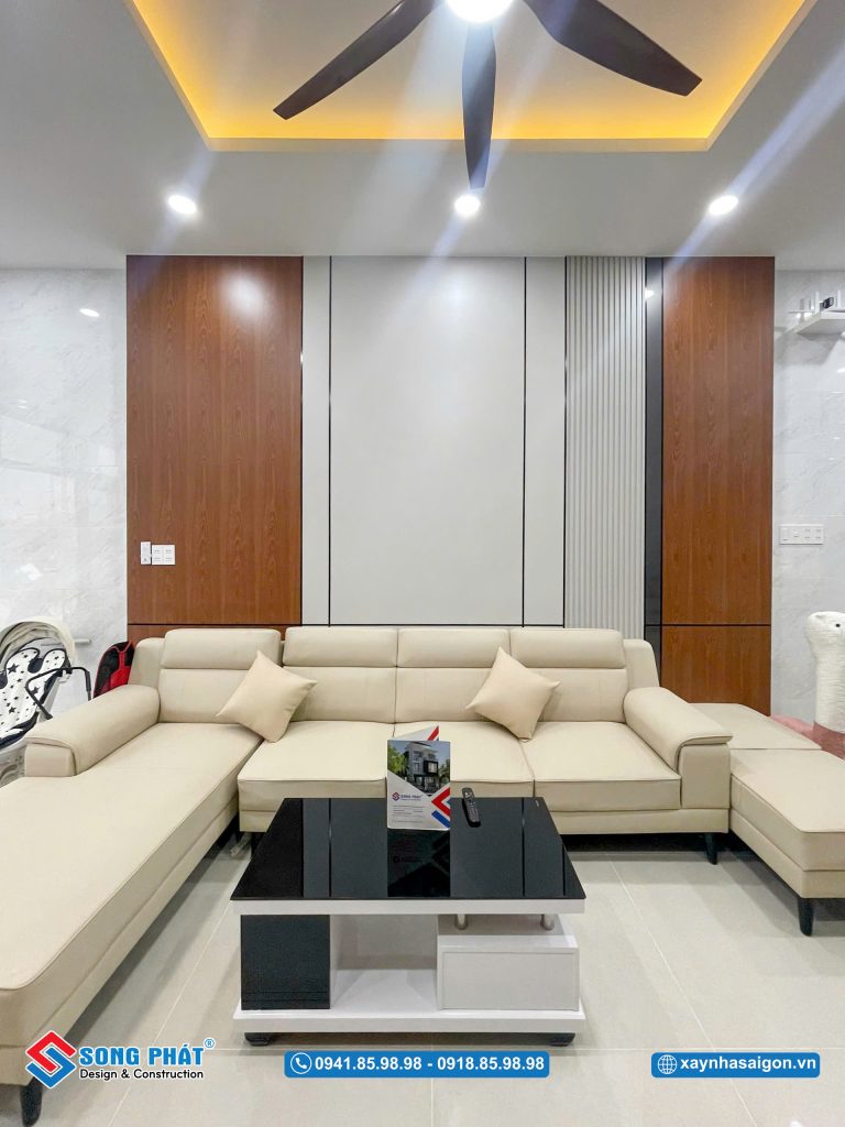 Không gian phòng khách thoáng mát với bộ ghế sofa sang trọng