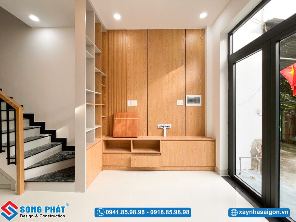 Khu vực TV được trang trí gỗ PVC tạo điểm nhấn thẩm mỹ cho tổng thể