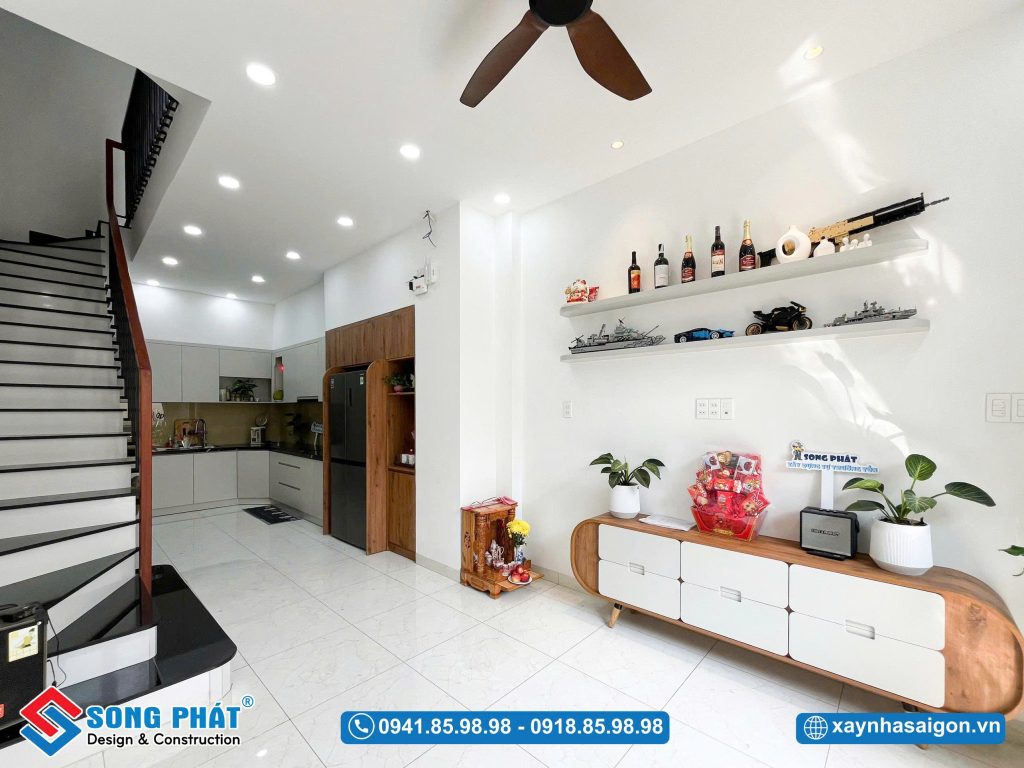 Không gian sinh hoạt thoáng đãng, bố trí gọn gàng với gam màu sáng chủ đạo