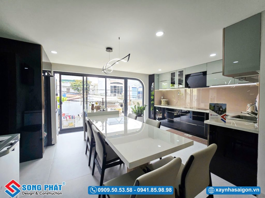 Khu vực bếp bố trí với cửa kính thấy rõ không gian bên ngoài