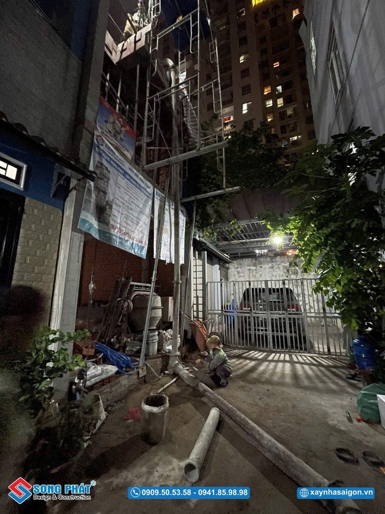 Mặt tiền ngôi nhà trong quá trình thi công
