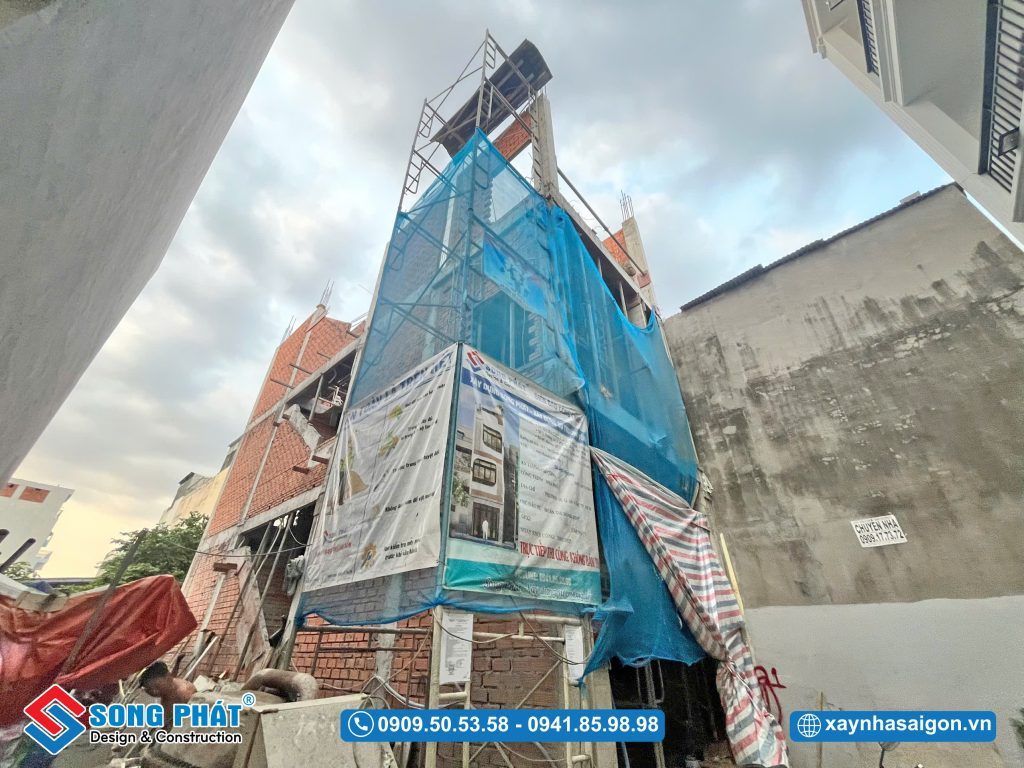 Mặt tiền ngôi nhà trong quá trình thi công 