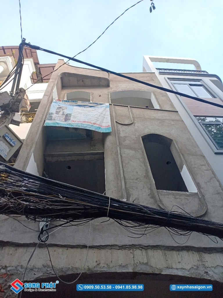 Mặt tiền ngôi nhà trong quá trình thi công 