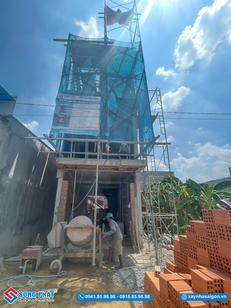 Mặt tiền ngôi nhà trong quá trình thi công 