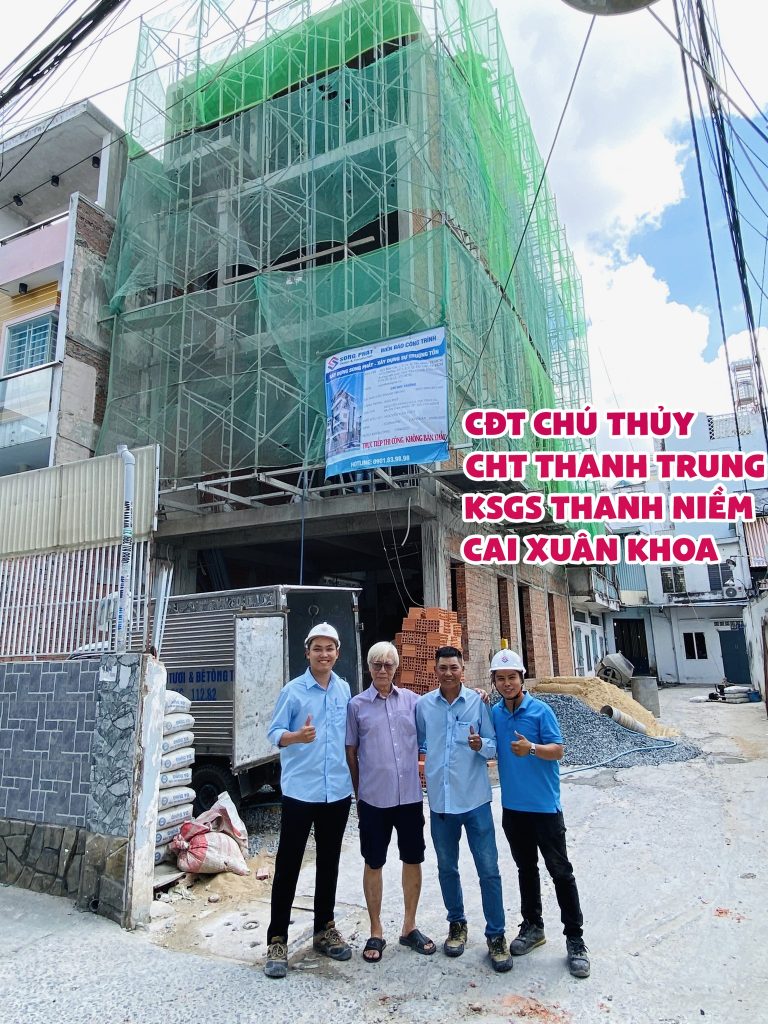 Mặt tiền ngôi nhà trong quá trình thi công. 