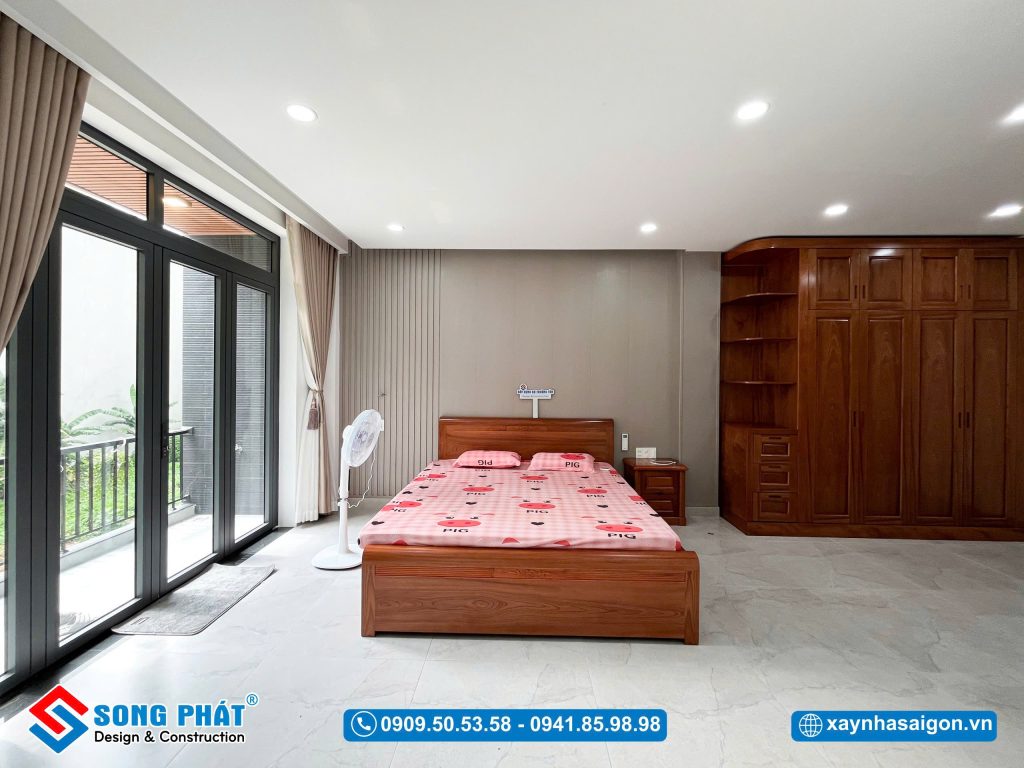 Không gian phòng ngủ dành cho ba mẹ thoáng sáng với hệ cửa kính lớn