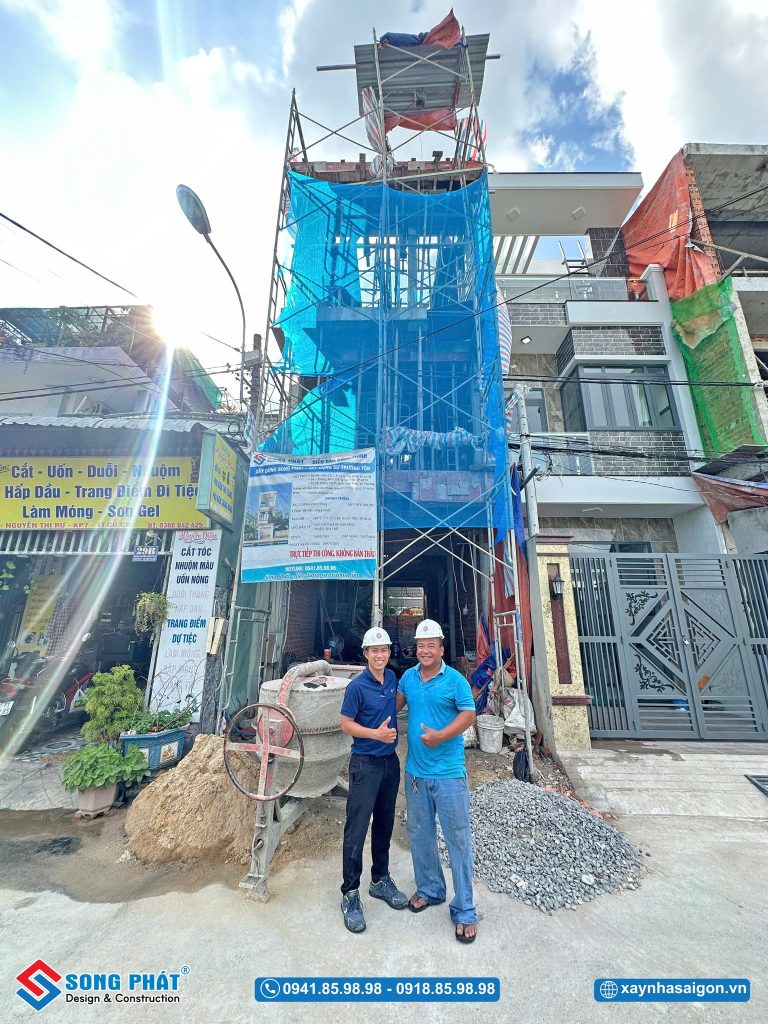 Mặt tiền trong quá trình thi công 