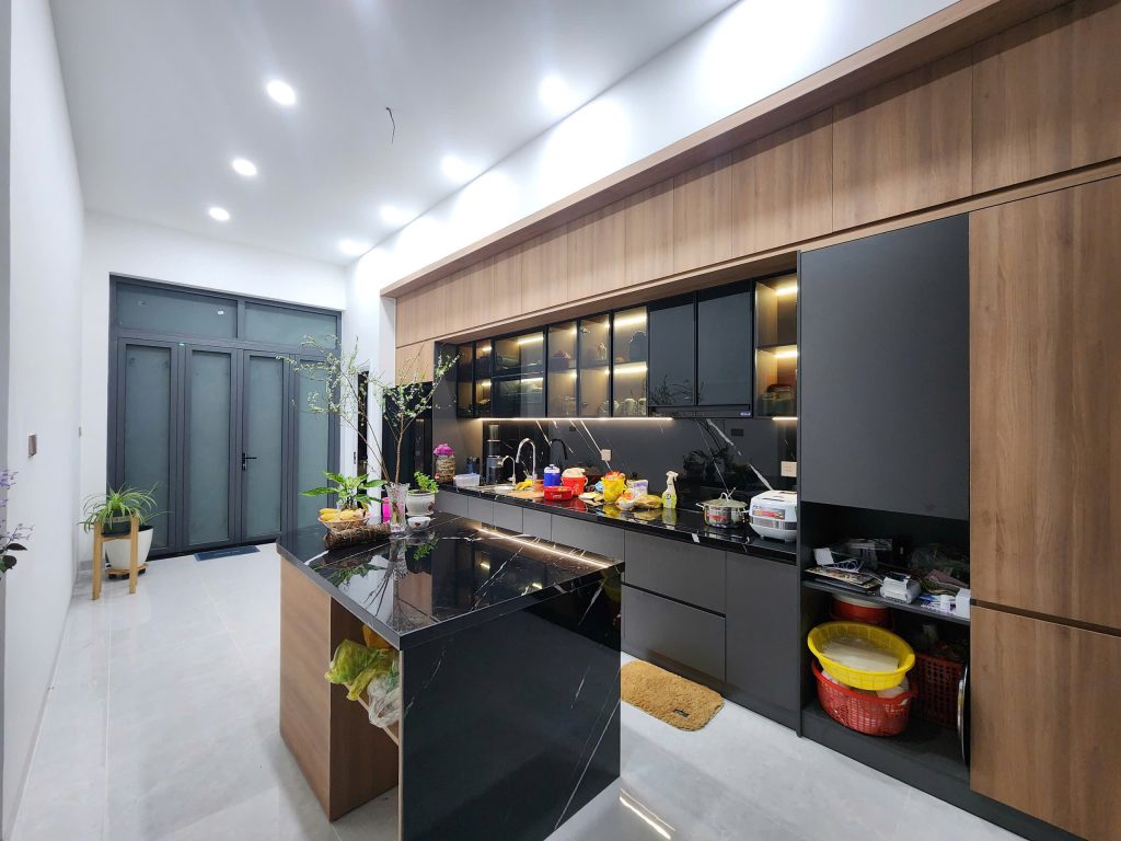 Khu vực bếp bố trí với tủ bếp tone đen tối giản.