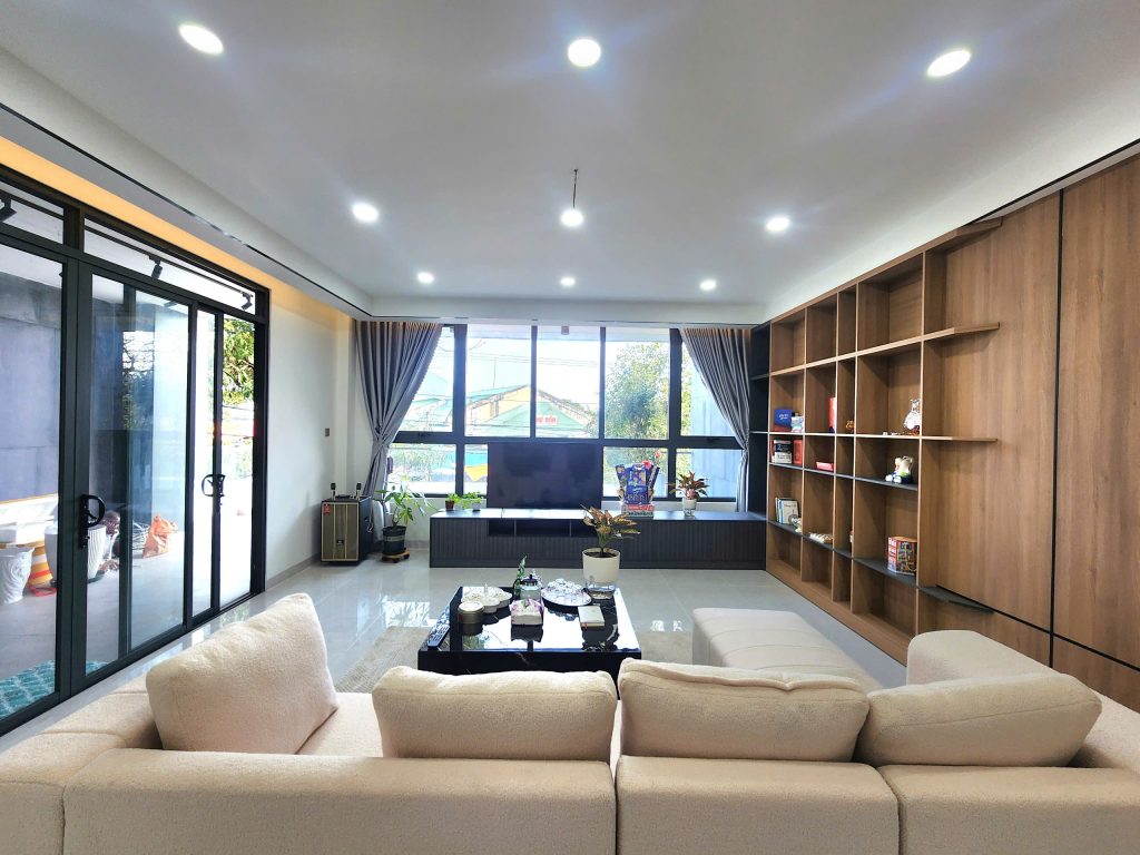 Không gian phòng khách tiếp đón ấm cúng, gắn kết những câu chuyện gia đình.