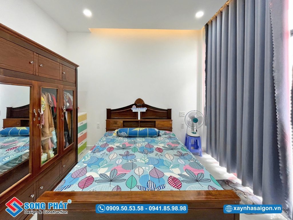 Phòng ngủ với hệ cửa kính lớn tăng tính thoải mái cho không gian