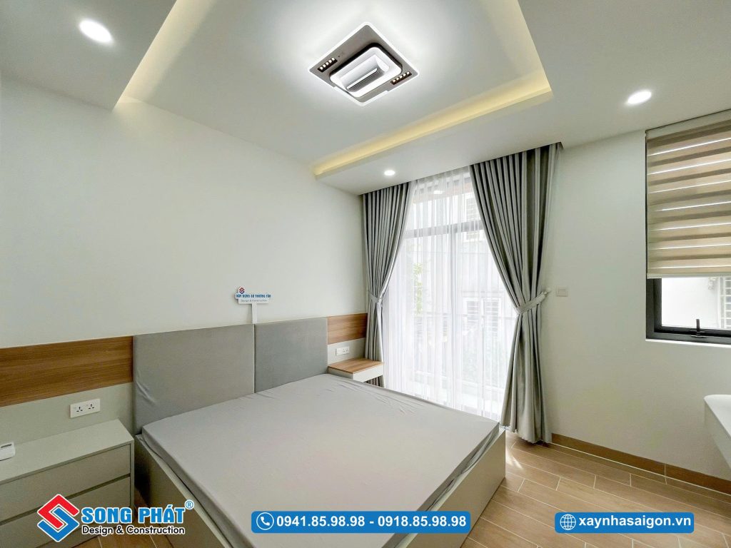 Phòng ngủ master với hệ cửa kính lớn thoáng sáng
