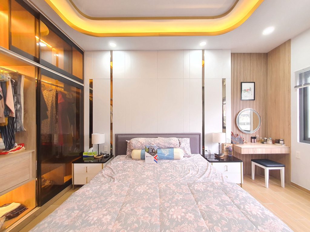 Phòng ngủ của bố mẹ với thiết kế trần thạch cao bo tròn trang nhã