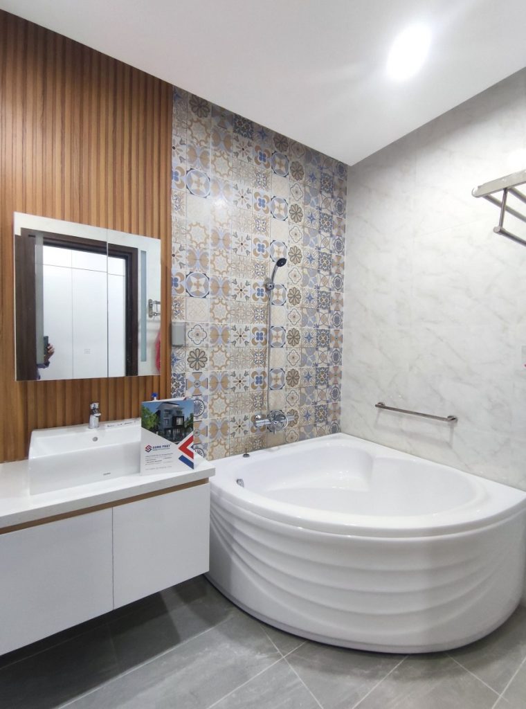 Thiết kế nhà vệ sinh hiện đại với bồn tắm rộng rãi