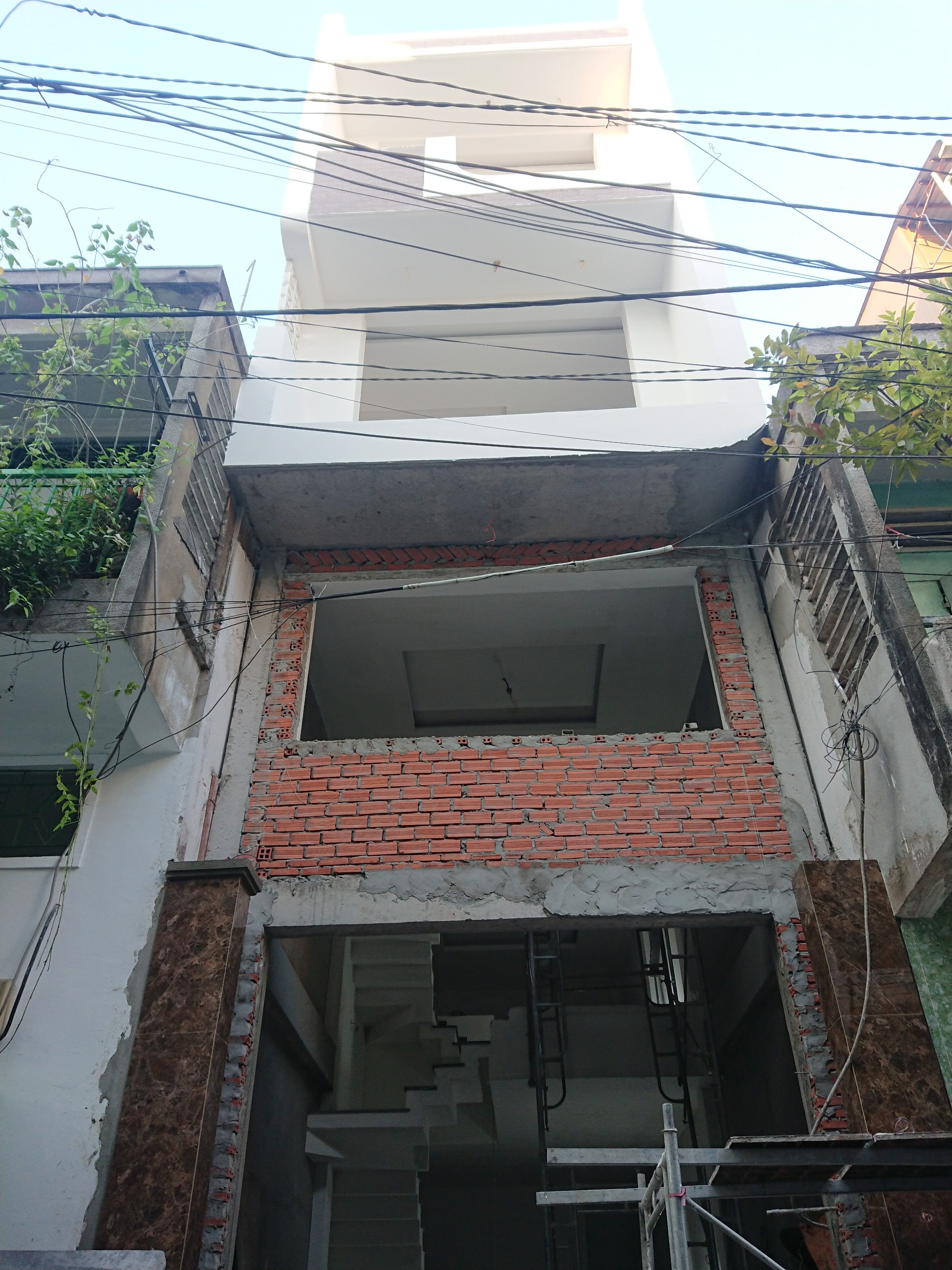 Mẫu nhà phố có tầng lửng thu hút ánh nhìn Thi-cong-nha-tret-lung-2-lau-san-thuong-9