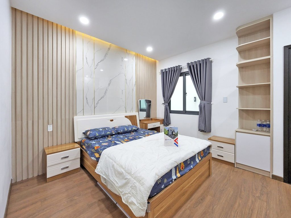 Diện tích khá thoải mái nên phòng ngủ được bố trí đầy đủ nội thất: bàn trang điểm, tab đầu giường, tủ đựng vật dụng,.... 