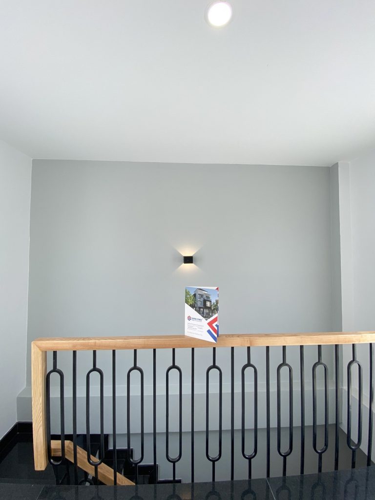 Đèn cầu thang không chỉ cung cấp ánh sáng mà còn tô điểm cho ngôi nhà thêm phần sinh động. 