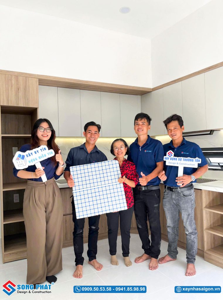 Đội ngũ Song Phát bàn giao nhà cho gia đình chị Thuỳ
