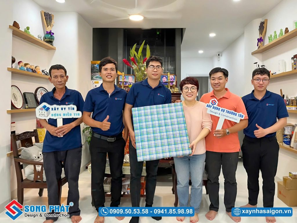 Đội ngũ Song Phát đến bàn giao nhà cho gia đình